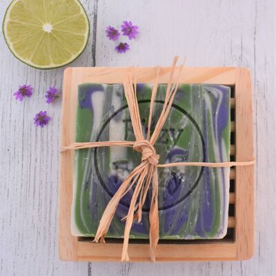 Ensemble de savon fait à la main au patchouli et au citron vert et porte-savon en bois.