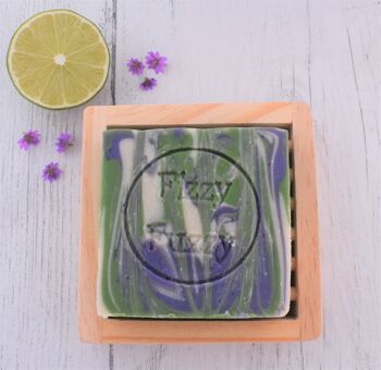 Ensemble de savon fait à la main au patchouli et au citron vert et porte-savon en bois. 2