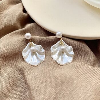 boucles-d-oreilles-courtes-avec-perle-coquillage 1