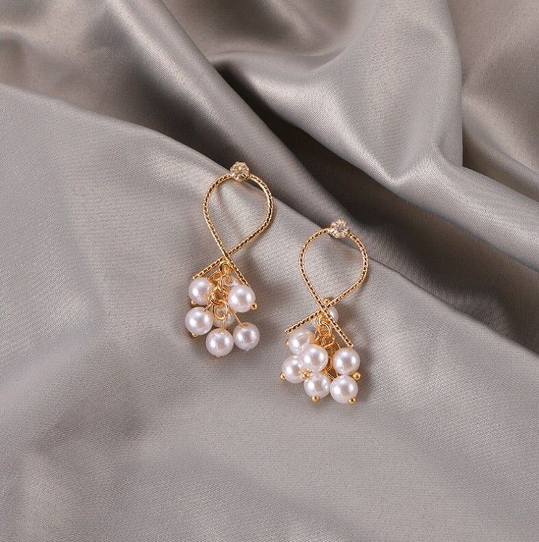 pendientes-cortos-diseño-cruzado-con-perlas-uva