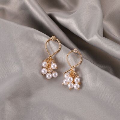 boucles-d'oreilles-courtes-motif-croisé-avec-perles-de-raisin