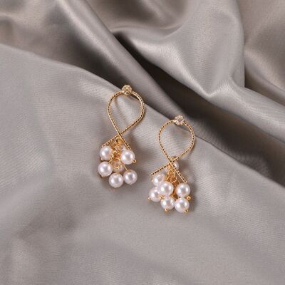 crossover-design-with-grape-pearls-short-earrings