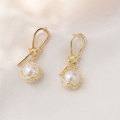 orecchini a perla singola con filo d'oro annodato