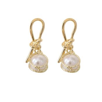 boucles d'oreilles-courtes-à-perle-unique-avec-fils-d'or-noués 3