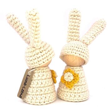 poupée cône en bois durable - coton biologique - blanc cassé - crochetée à la main au Népal - lapin de poupée cône en bois 3