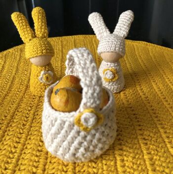 poupée cône en bois durable - coton biologique - blanc cassé - crochetée à la main au Népal - lapin de poupée cône en bois 4