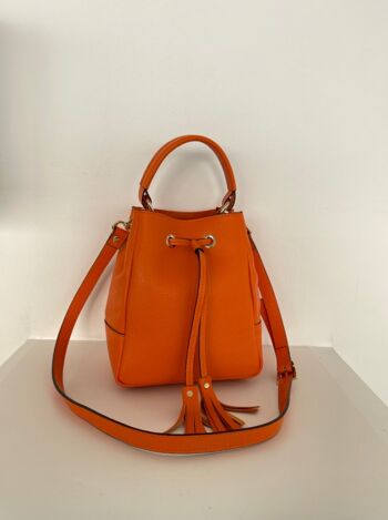 Sac seau à bandoulière en cuir orange Vicky 1