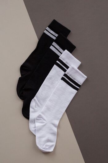 2 paires de chaussettes montantes blanches à rayures noires. 3