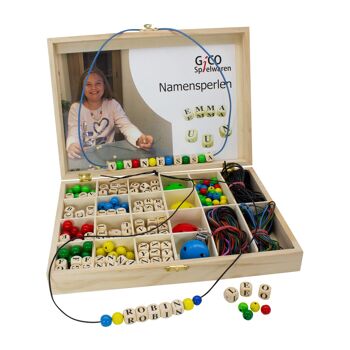 GICO Présentoir avec 300 perles nominatives cubes de lettres en bois A-Z - Fabriqué en UE - 5011 4