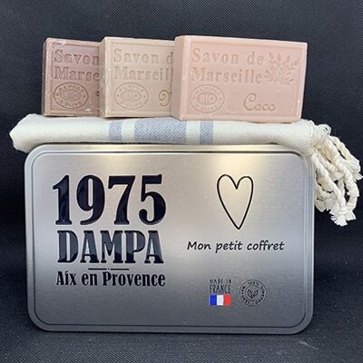 Geschenkbox mit 3 Marseiller Seifen mit einem Fouta-Gästetuch in einer Metallbox