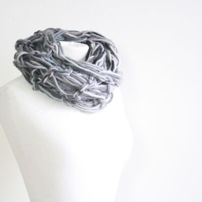 Zwart - grijze infinity sjaal - wol