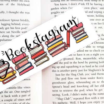 Bookstagram pila di libri segnalibro