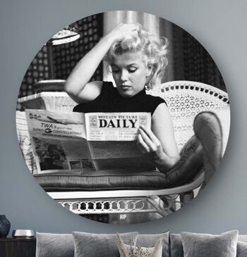 HIP ORGNL® Portrait Marilyn Monroe lisant un journal Rond - Ø 100 cm 1