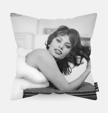 Coussin HIP ORGNL® Portrait Sophia Loren jouant avec ses cheveux - 45 x 45 cm 1