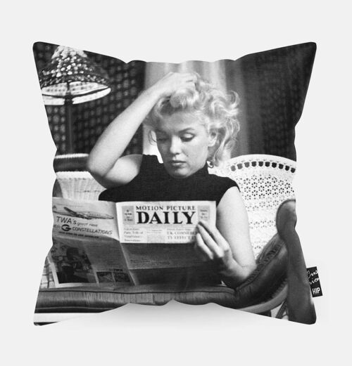 HIP ORGNL® Portrait Marilyn Monroe reading a newspaper Cushion - 45 x 45 cm