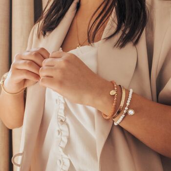 Bracelet perles pierre de soleil et mini charm plaqué or femme - gravure COEUR 2