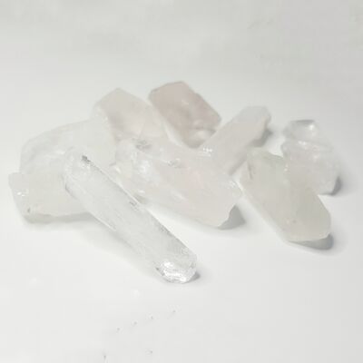 Cristal sin pulir con punta de cuarzo transparente
