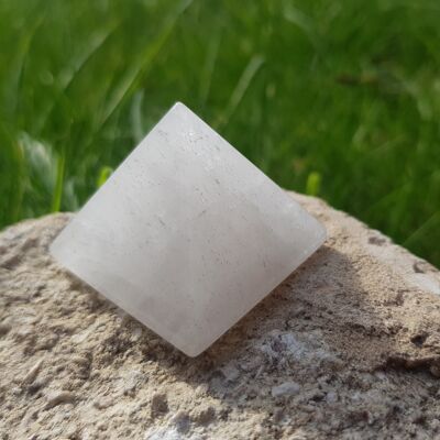 Cristal de pirámide de cuarzo transparente