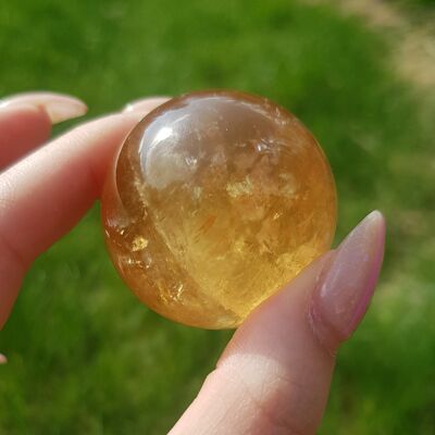 Cristal de sphère de calcite de miel