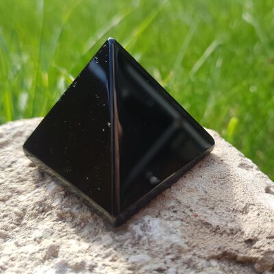 Pyramidenkristall aus Obsidian