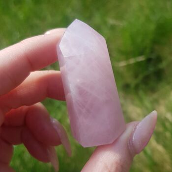 Tour de cristal de quartz rose 4