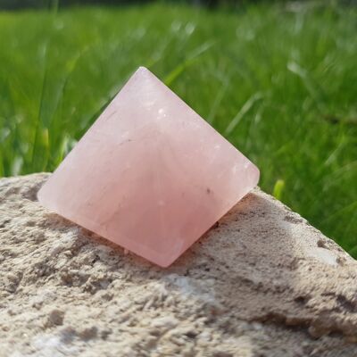 Cristallo di piramide di quarzo rosa