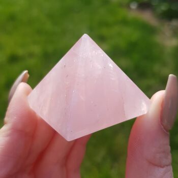 Cristal de pyramide de quartz rose 3