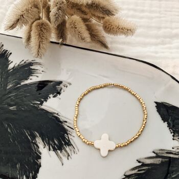 Bracelet perles dorées + trèfle blanc 2