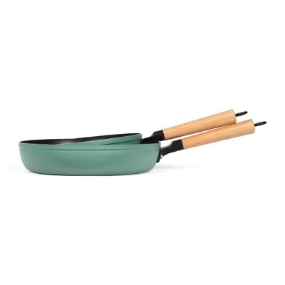 Set of 2 frying pans with green wooden handles