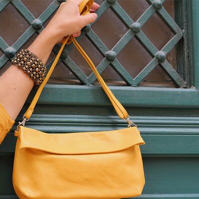 Shoulder bag in mustard-colored leather