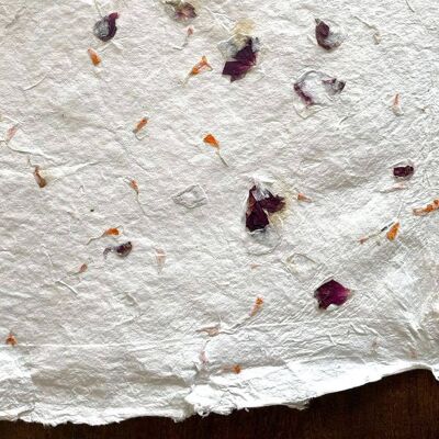 Carta riciclata fatta a mano con petali di fiori, riutilizzabile__