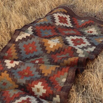 Tapis Kilim fait main en jute et laine — marron foncé, rouge__