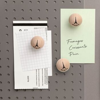 Présentoir plein de 56 boîtes de 3 boules magnétiques en bois - Paris naturel + présentoir offert 3