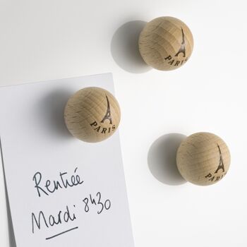 Présentoir plein de 56 boîtes de 3 boules magnétiques en bois - Paris naturel + présentoir offert 4