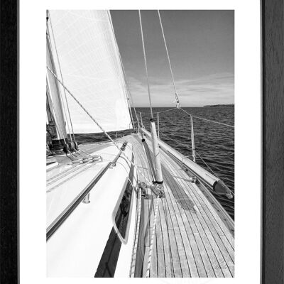 Fotodruck / Poster mit Rahmen und Passepartout Motiv Segelboot SAIL01 - Motiv: schwarz/weiss - Grösse: S (25cm x 31cm) - Rahmenfarbe: schwarz matt