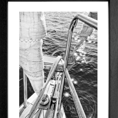 Fotodruck / Poster mit Rahmen und Passepartout Motiv Segelboot SAIL03 - Motiv: schwarz/weiss - Grösse: S (25cm x 31cm) - Rahmenfarbe: schwarz matt