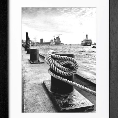 Fotodruck / Poster mit Rahmen und Passepartout Motiv Hamburg HH02 - Grösse: S (25cm x 31cm) - Rahmenfarbe: schwarz matt