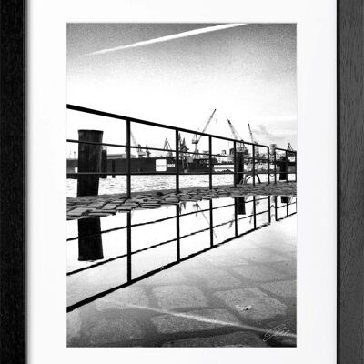 Fotodruck / Poster mit Rahmen und Passepartout Motiv Hamburg HH03 - Grösse: S (25cm x 31cm) - Rahmenfarbe: schwarz matt