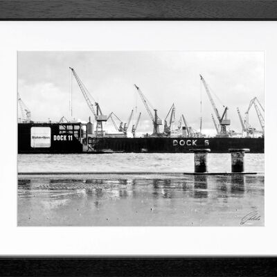 Fotodruck / Poster mit Rahmen und Passepartout Motiv Hamburg HH05C - Grösse: S (25cm x 31cm) - Rahmenfarbe: schwarz matt