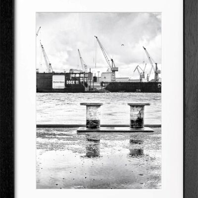 Fotodruck / Poster mit Rahmen und Passepartout Motiv Hamburg HH05K - Motiv: schwarz/weiss - Grösse: M (35cm x 45cm) - Rahmenfarbe: schwarz matt