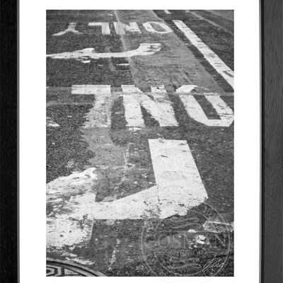 Fotodruck / Poster mit Rahmen und Passepartout Motiv New York NY63 - Motiv: schwarz/weiss - Grösse: S (25cm x 31cm) - Rahmenfarbe: schwarz matt