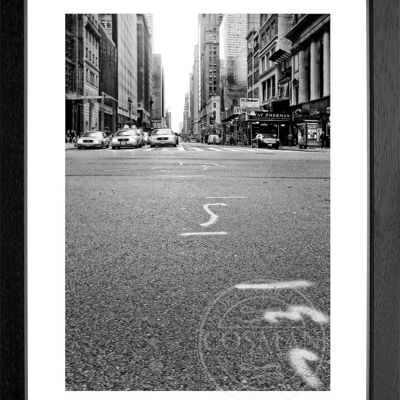 Fotodruck / Poster mit Rahmen und Passepartout Motiv New York NY64 - Motiv: schwarz/weiss - Grösse: S (25cm x 31cm) - Rahmenfarbe: schwarz matt