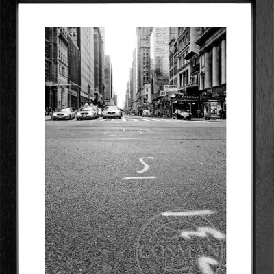 Fotodruck / Poster mit Rahmen und Passepartout Motiv New York NY64 - Motiv: schwarz/weiss - Grösse: S (25cm x 31cm) - Rahmenfarbe: weiss matt