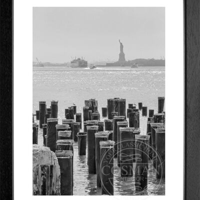 Fotodruck / Poster mit Rahmen und Passepartout Motiv New York NY107 - Motiv: schwarz/weiss - Grösse: M (35cm x 45cm) - Rahmenfarbe: schwarz matt