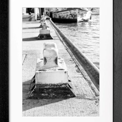 Fotodruck / Poster mit Rahmen und Passepartout Motiv Hamburg HH05H - Motiv: schwarz/weiss - Grösse: S (25cm x 31cm) - Rahmenfarbe: schwarz matt