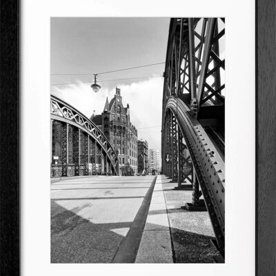 Fotodruck / Poster mit Rahmen und Passepartout Motiv Hamburg HH29 - Motiv: schwarz/weiss - Grösse: M (35cm x 45cm) - Rahmenfarbe: schwarz matt