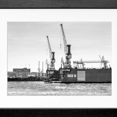 Fotodruck / Poster mit Rahmen und Passepartout Motiv Hamburg HH34 - Motiv: schwarz/weiss - Grösse: S (25cm x 31cm) - Rahmenfarbe: schwarz matt