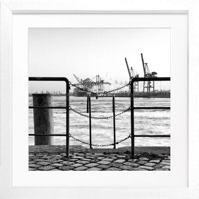 Fotodruck / Poster mit Rahmen und Passepartout Motiv Hamburg HH30 - Motiv: schwarz/weiss - Grösse: Quadrat 55 (55x55cm) - Rahmenfarbe: weiss matt