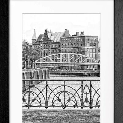 Fotodruck / Poster mit Rahmen und Passepartout Motiv Hamburg HH46D - Motiv: schwarz/weiss - Grösse: S (25cm x 31cm) - Rahmenfarbe: schwarz matt