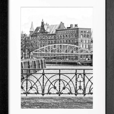 Fotodruck / Poster mit Rahmen und Passepartout Motiv Hamburg HH46D - Motiv: schwarz/weiss - Grösse: M (35cm x 45cm) - Rahmenfarbe: schwarz matt